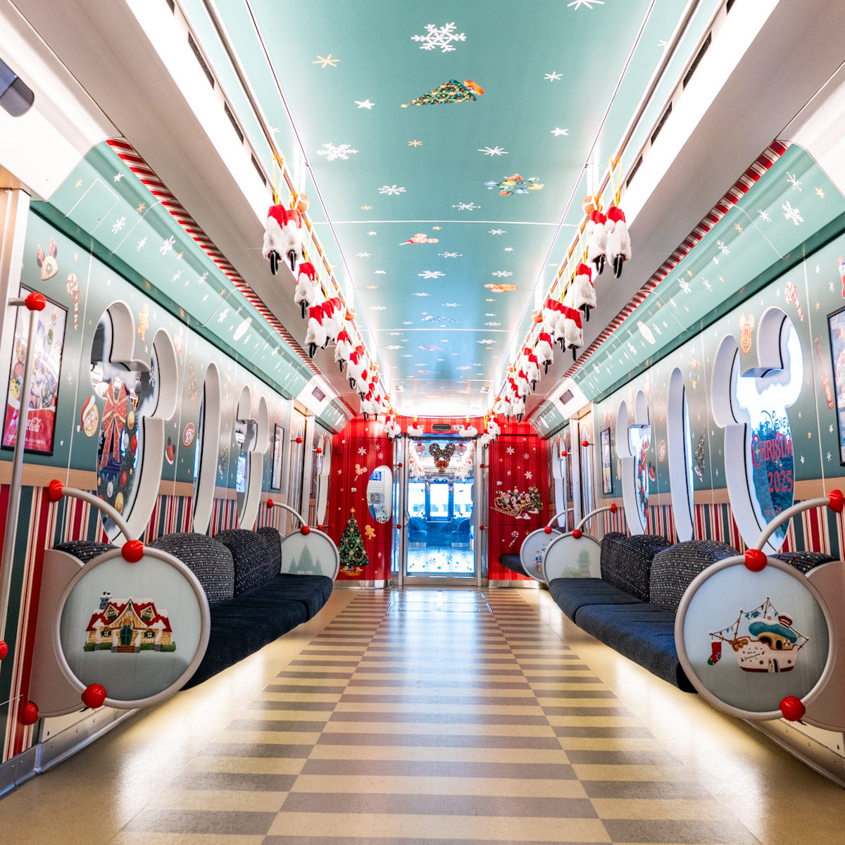 赤と緑のクリスマスカラー！ディズニーリゾートライン“ディズニー