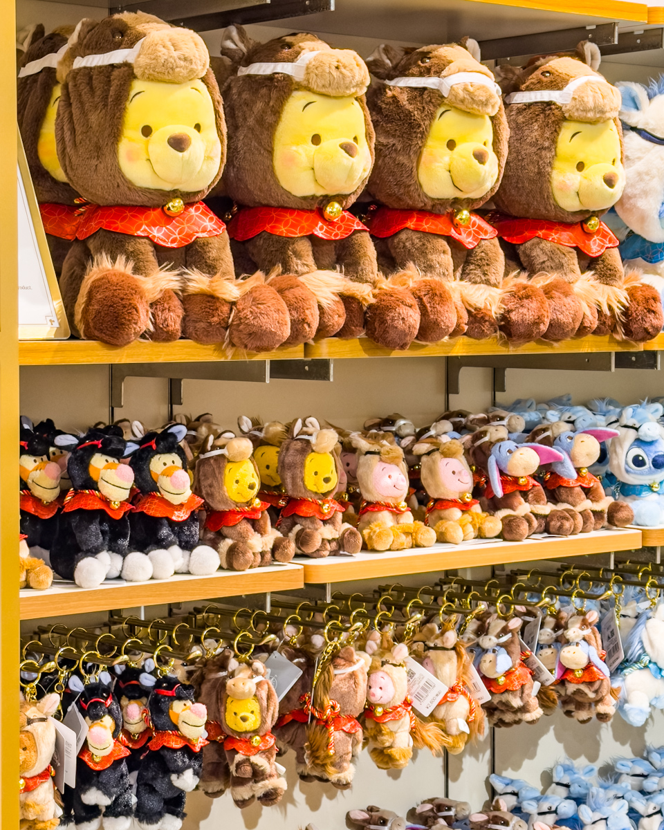 獅子舞ルックのスティッチも！ディズニーストア2026お正月グッズ -