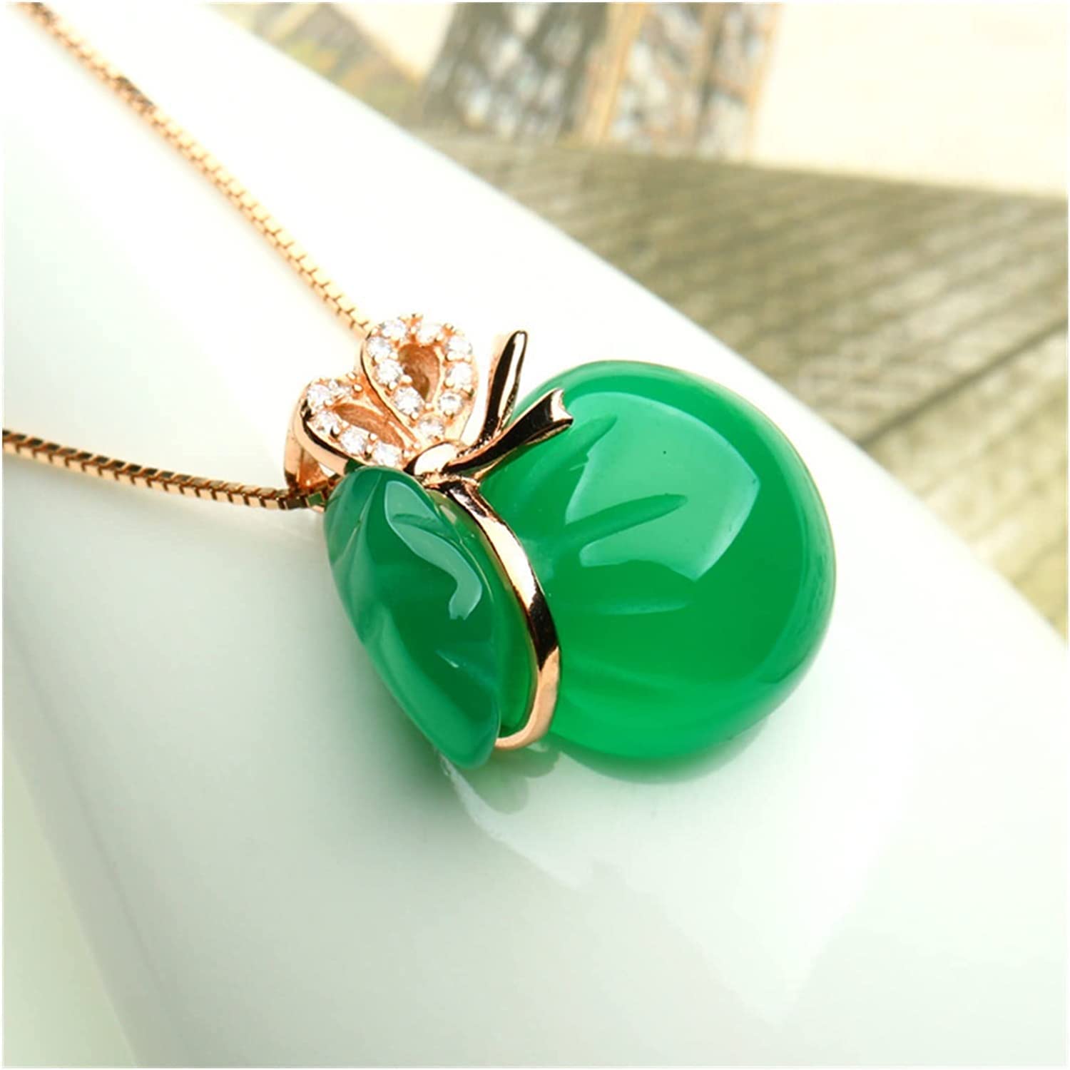 Amazon.co.jp: 天然翡翠ペンダントネックレス彫刻幸運のお守り、翡翠