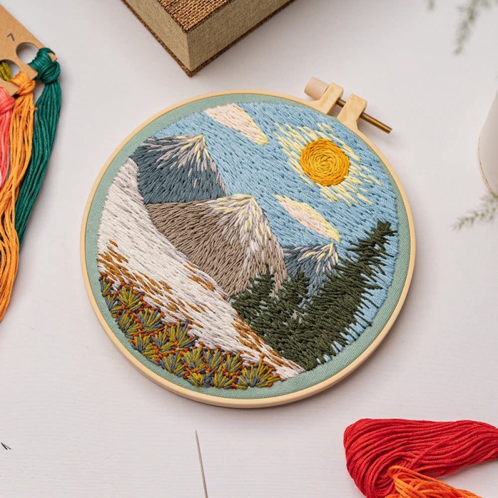 富士山 刺繍作品 木製フレーム 約30cm x 25cm 富士山 刺繍作品 木製