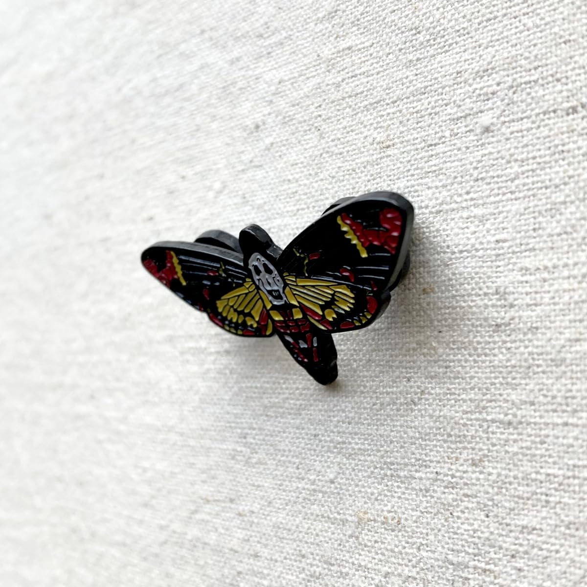 Amazon.co.jp: 羊たちの沈黙 蛾 メンガタスズメ ドクロピンバッジ