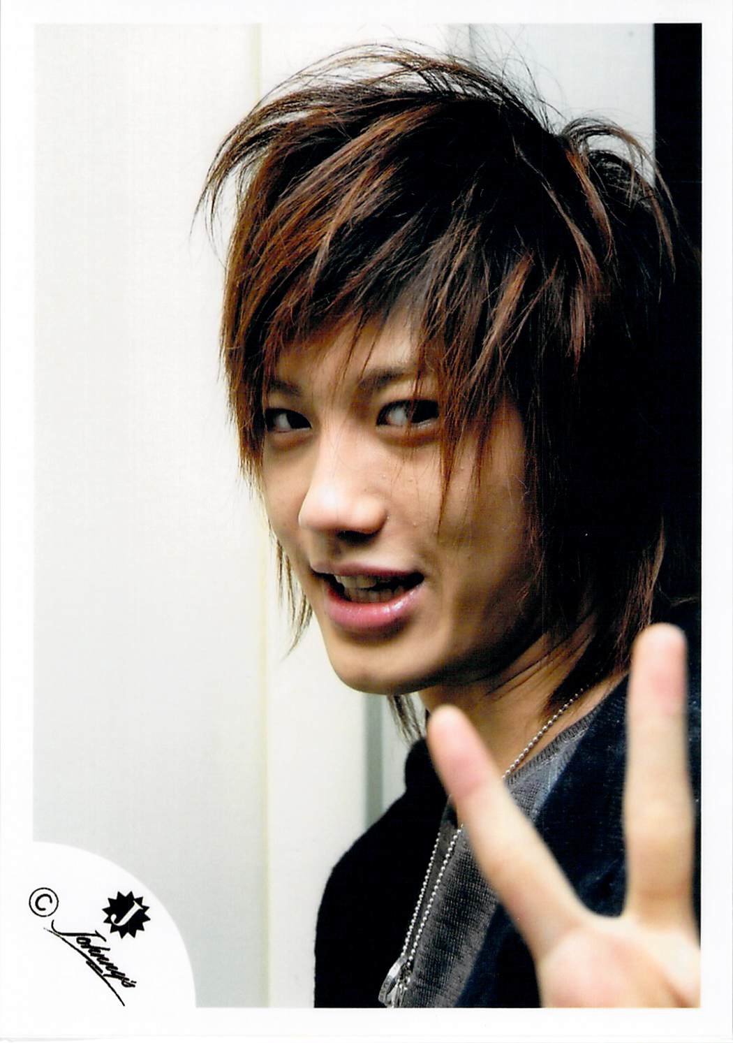 Amazon.co.jp: KAT-TUN 赤西 仁 【公式写真・スリーブ付き】 c24 : ホビー