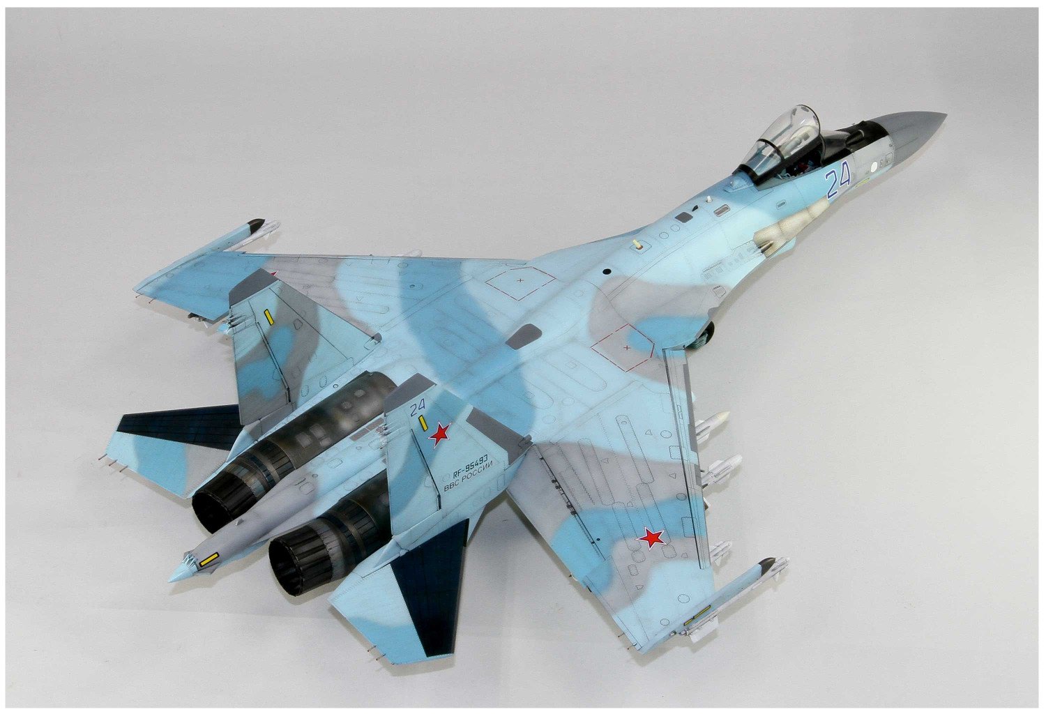 SU-35S フランカーE 1/48 完成品 木製スタンド付き SU-35S フランカーE 1