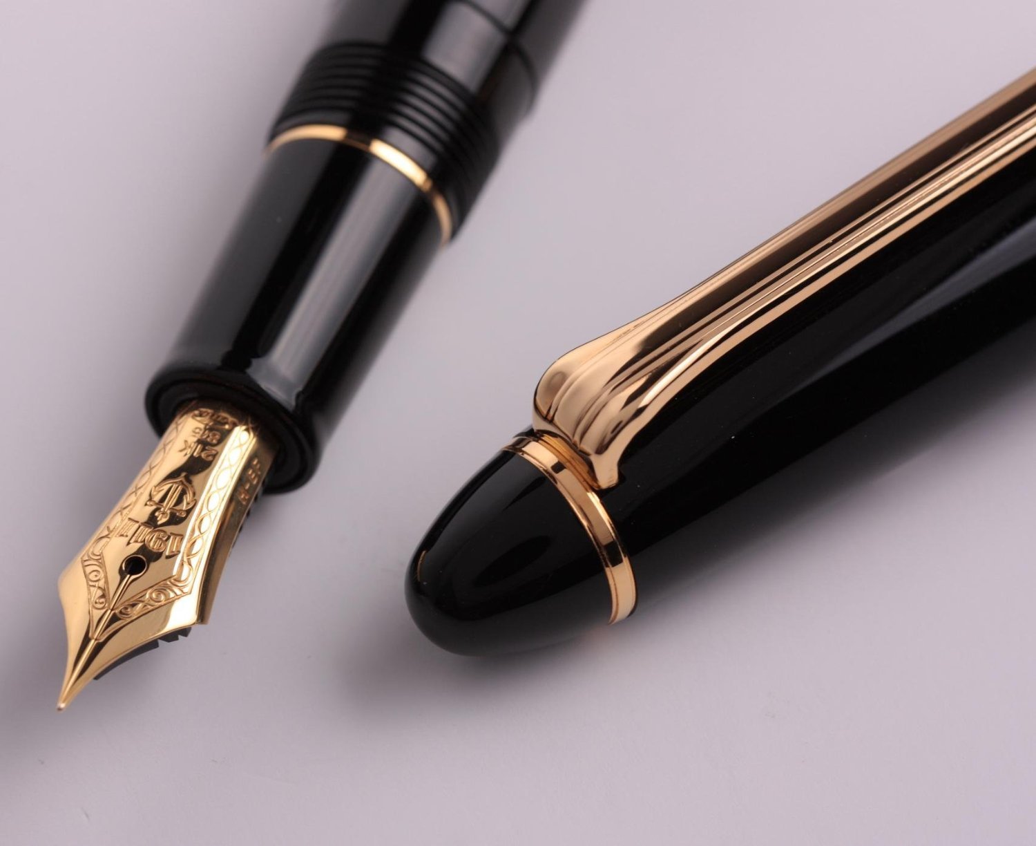 Amazon.com: Sailor 1911 Large Black Gold Trim 21K Gold Medium