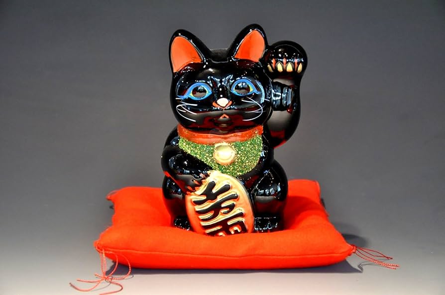Amazon.co.jp: 常滑焼 招き猫 黒小判猫(左手) 5号 座布団付 [2796] 110