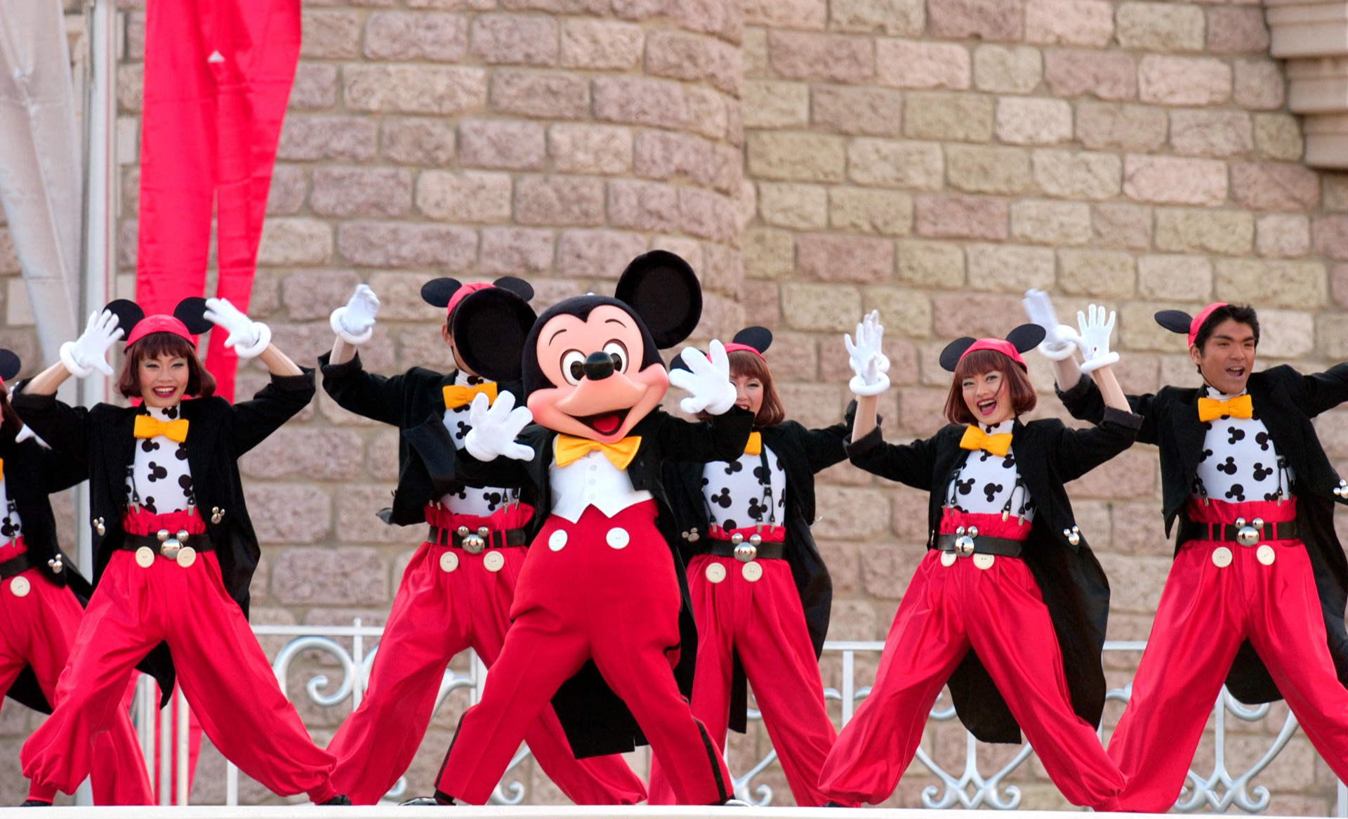 ディズニーリゾート40周年 DVD 4枚セット Amazon.co.jp: 東京