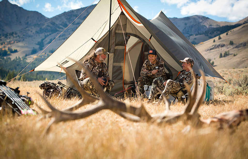 ファミリーのミニマムキャンプに新スタイル＜ニーモ DARK TIMBER 4P