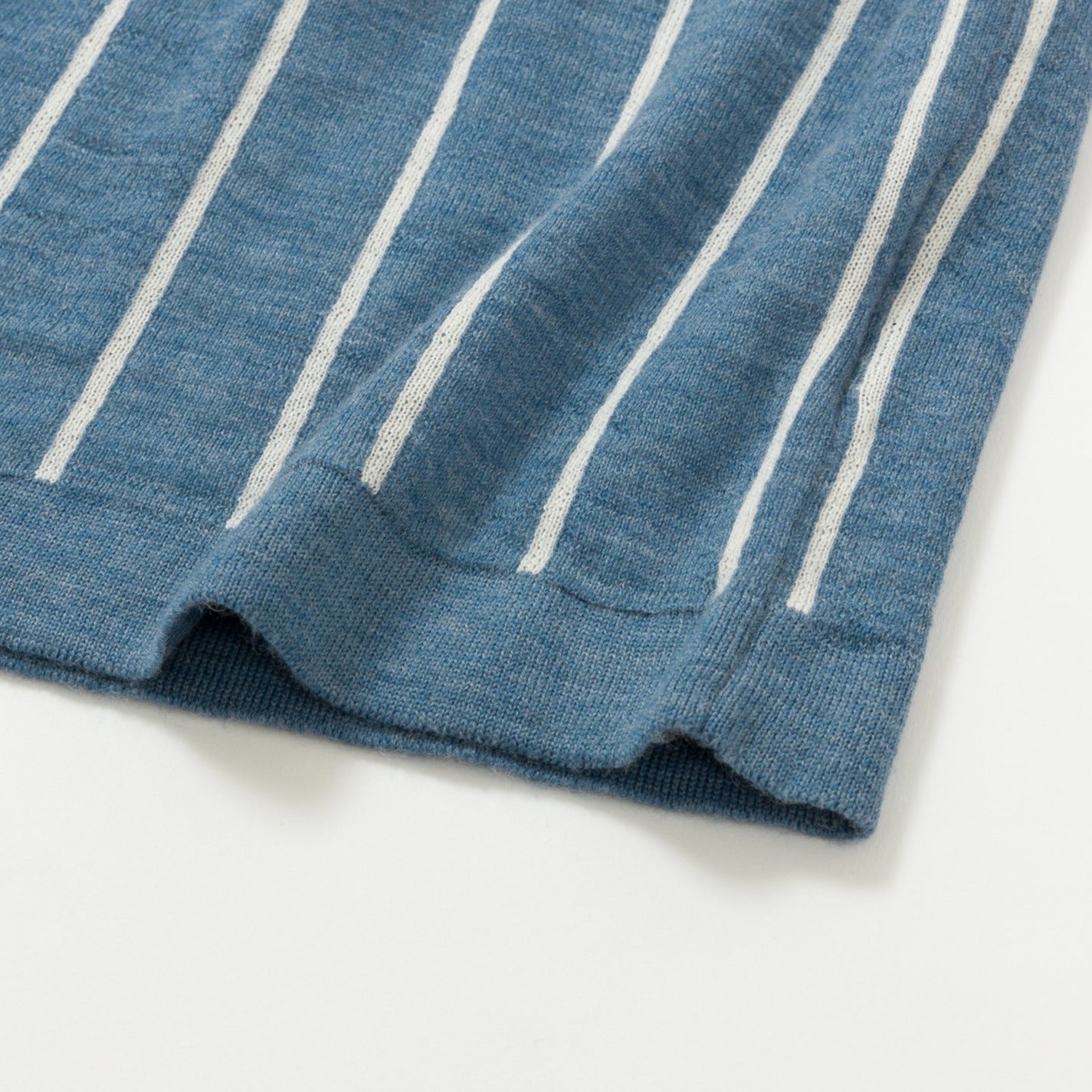 Vネックカシミア混セーター – Noisy Noisy by mieko uesako