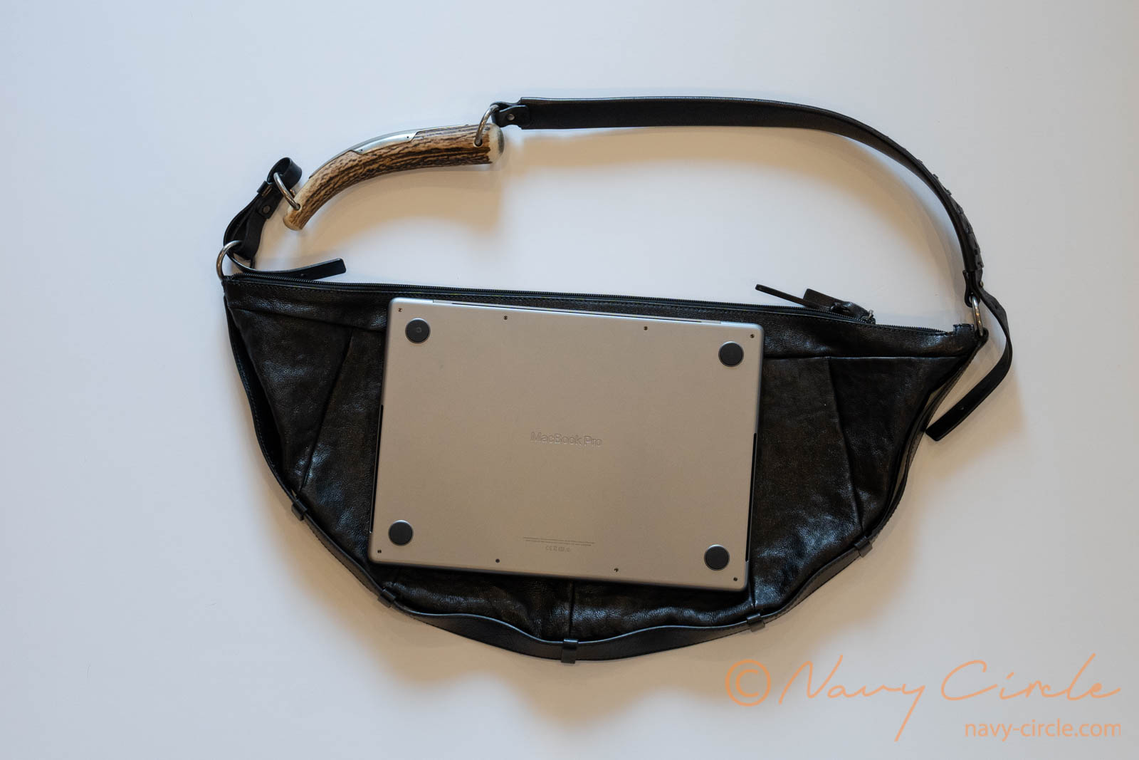 私の愛用品 (6) YSL rive gaucheの銘品鞄Mombasa | Navy Circle