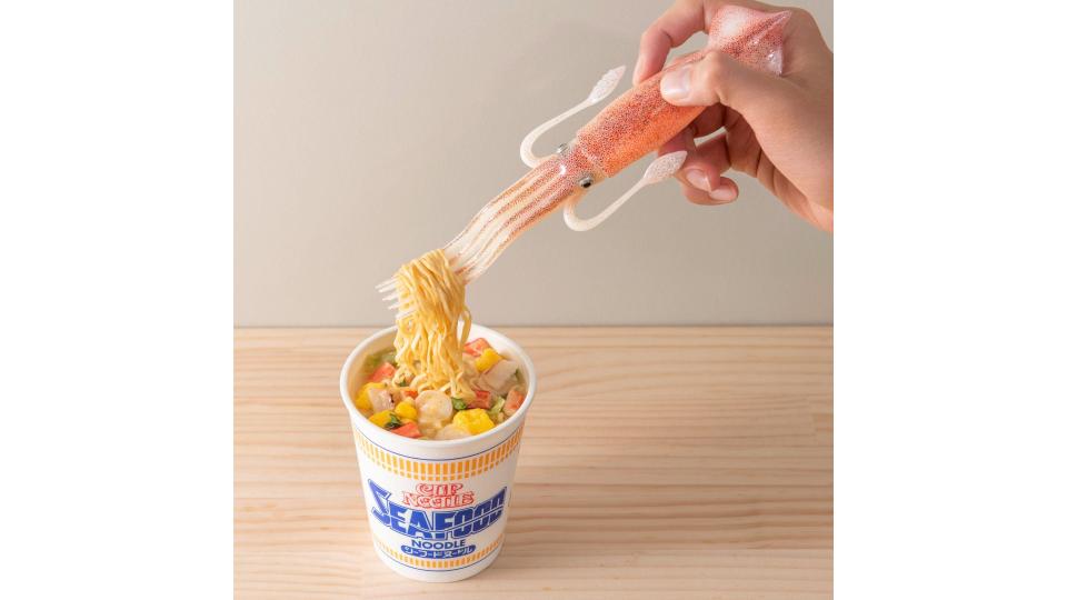日清、SNSでバズったまさかの「イカフォーク」を本当に商品化して発売