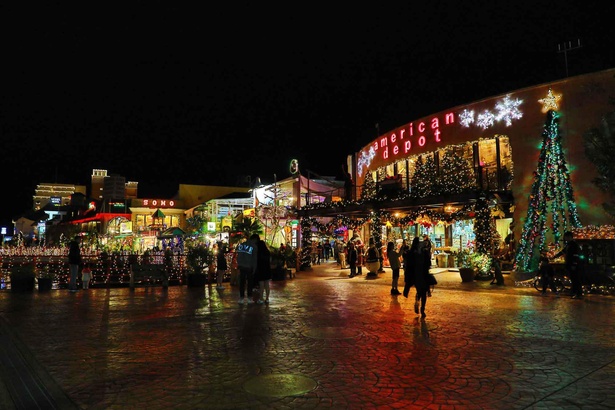 カラフルなイルミネーションが輝く！沖縄県北谷町で「美浜アメリカン