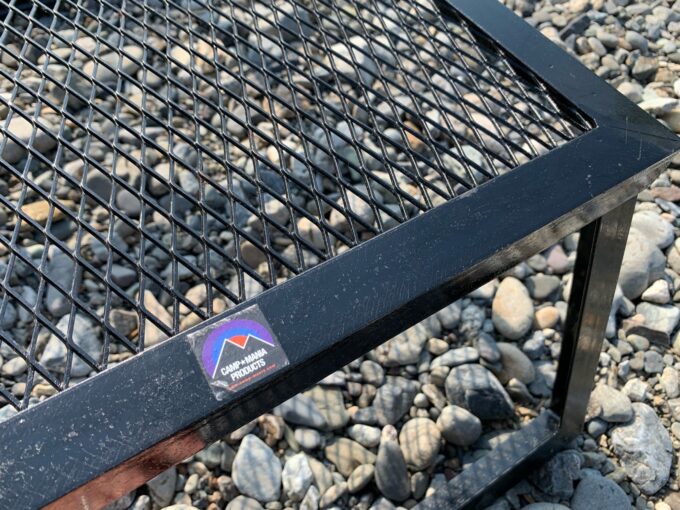 ガシガシ使えるタフな机！キャンプマニアプロダクツ「グリルスタンド