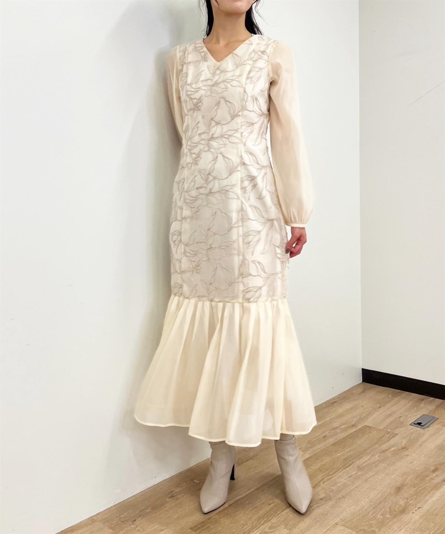 モール刺繍フラワーワンピ | ロングワンピース | NOELA OFFICIAL WEB STORE