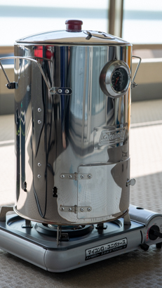 バルコニーでウッドチップ燻製（熱燻製）を試したコールマン