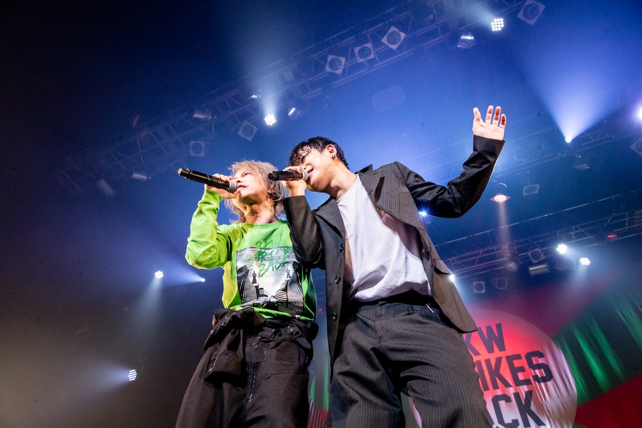 左からHYDE、山中拓也（THE ORAL CIGARETTES）。（Photo by Viola Kam