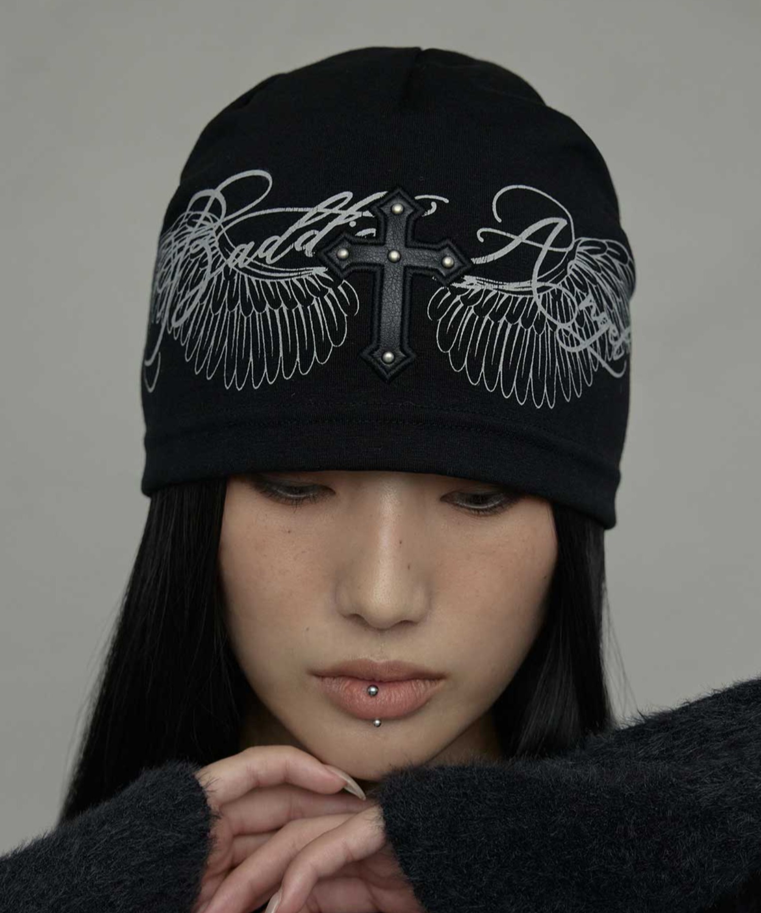 A'GEM/9 × .kom 『NIIER NOR/ニアノア』 BADDIE ANGEL CROSS BEANIE