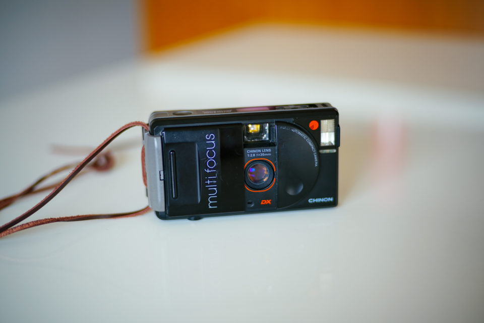 2歳8ヶ月の子供にフィルムカメラCHINON AUTO 3001を持たせて、一緒に