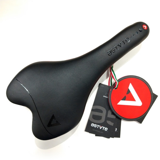 astute エルゴノミックカーボンサドル 200g astute エルゴノミック