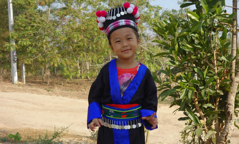 モンの子どもの民族衣装