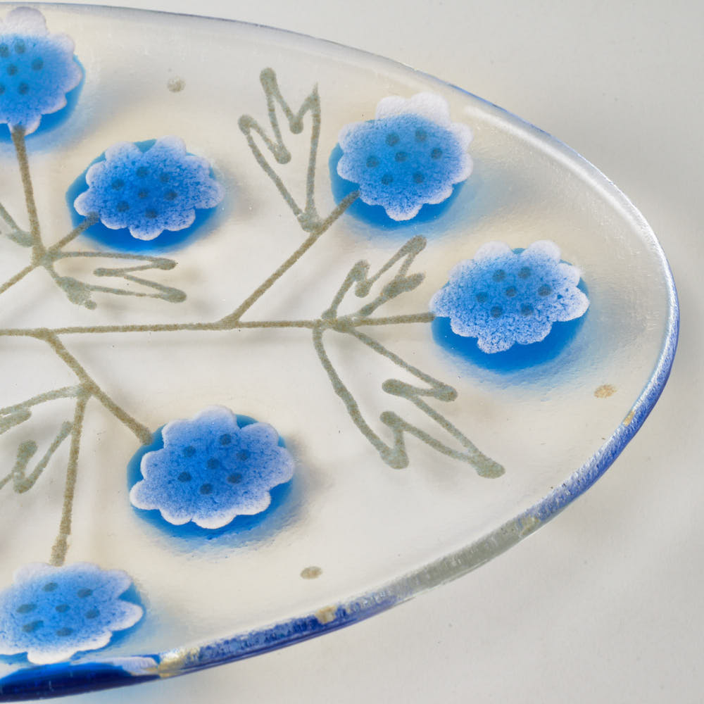 ガラス作家 沖知江子 植物紋 楕円皿 小 青 ¥5,500 大人の焼き物