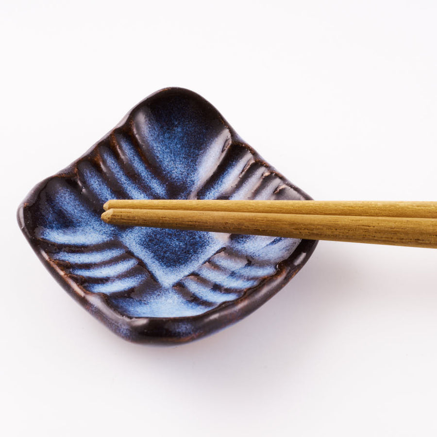 萩焼 松光山 菱形菊花箸置き 青萩釉 ¥660 大人の焼き物