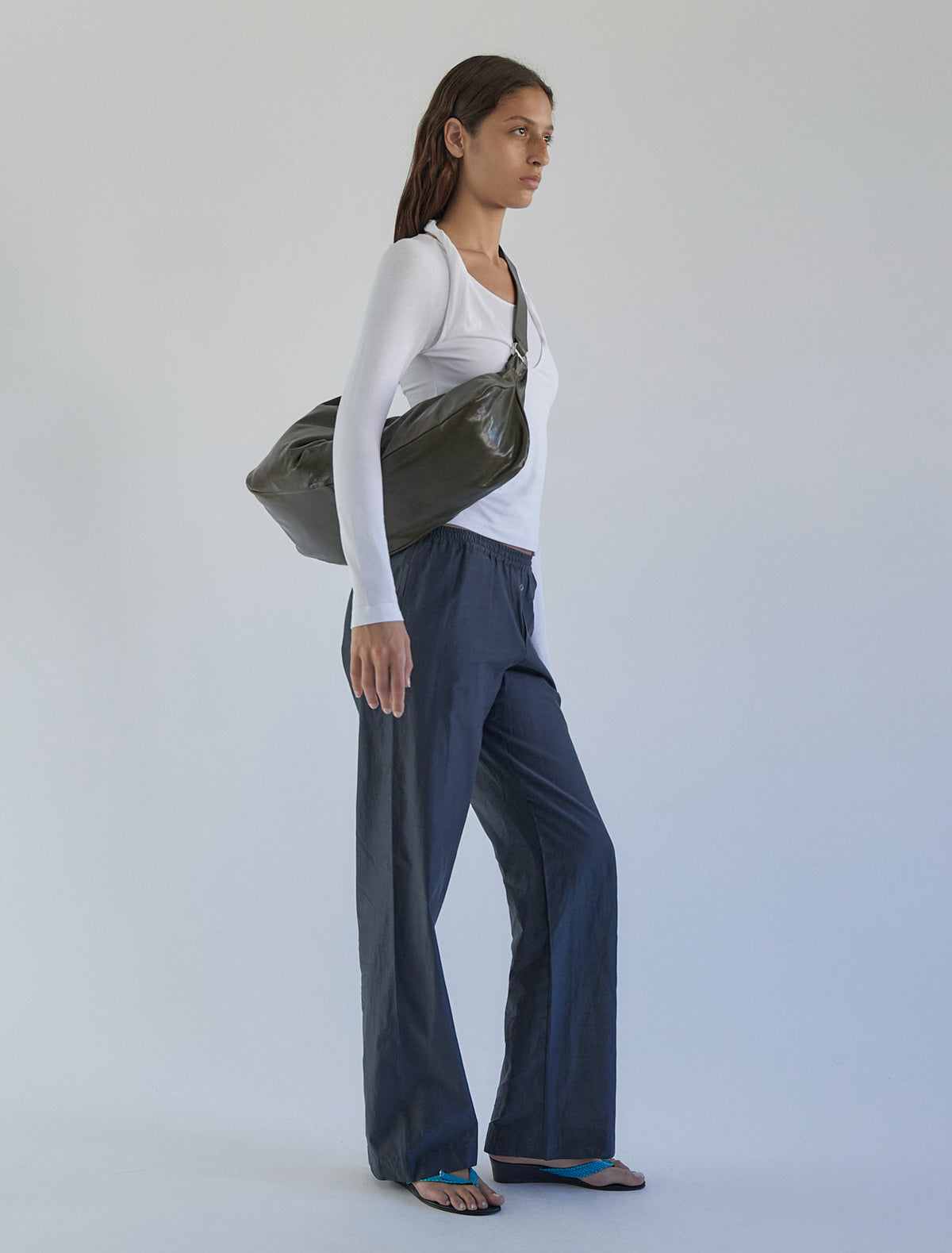 DRY-Khaki elongated, wrap-around hobo-style shoulder bag – paloma wool