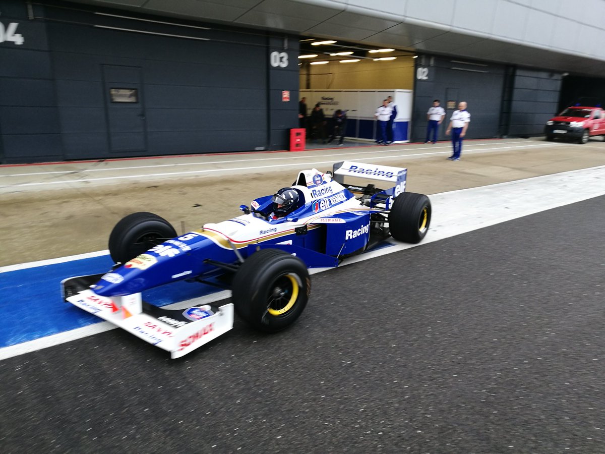 デーモン・ヒルがかつての愛機ウィリアムズFW18ルノーをドライブ