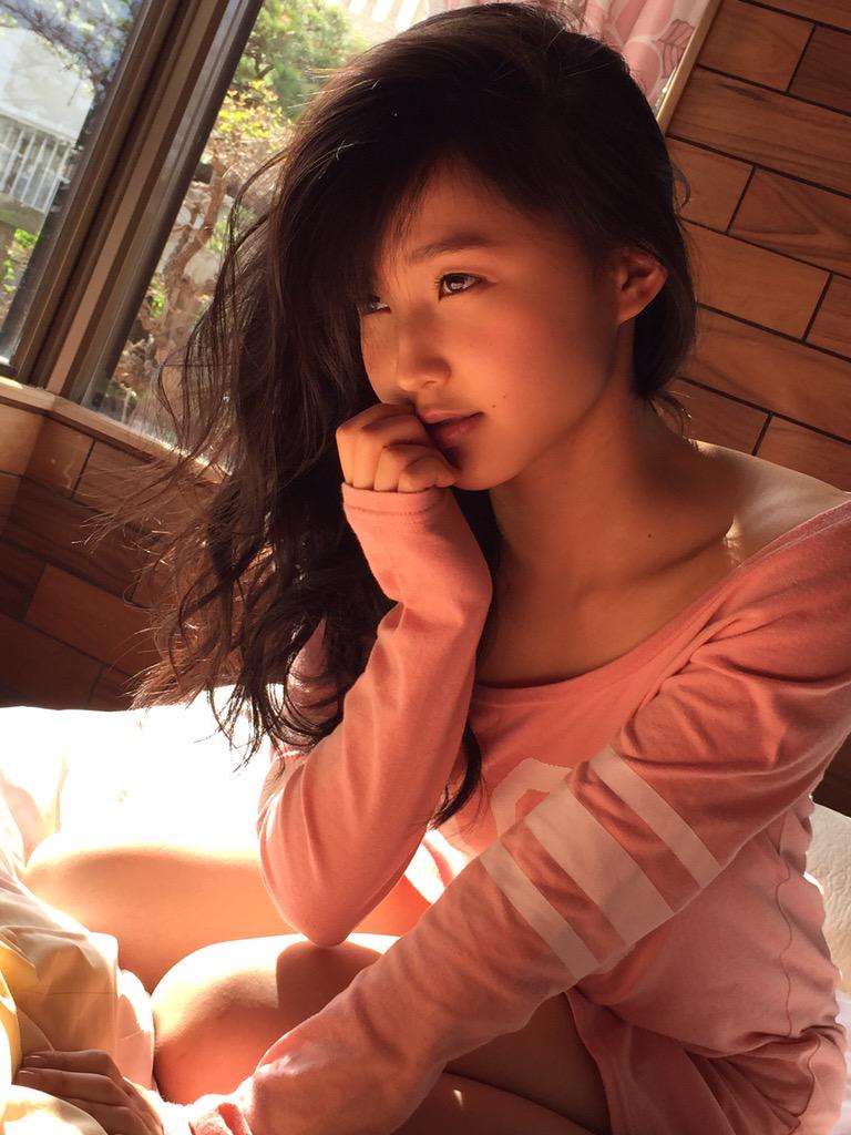 昨日発売されました、鞘師里保写真集「十六歳」いかがですか？ 大人と