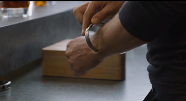 トニー・スタークが映画内でアイアンマンスーツを装着する際に使用する