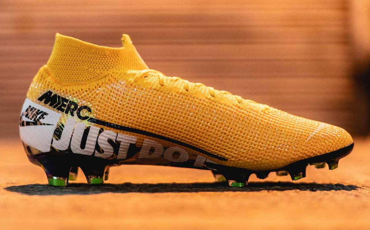 ナイキ サッカースパイク 『マーキュリアル スーパーフライ7