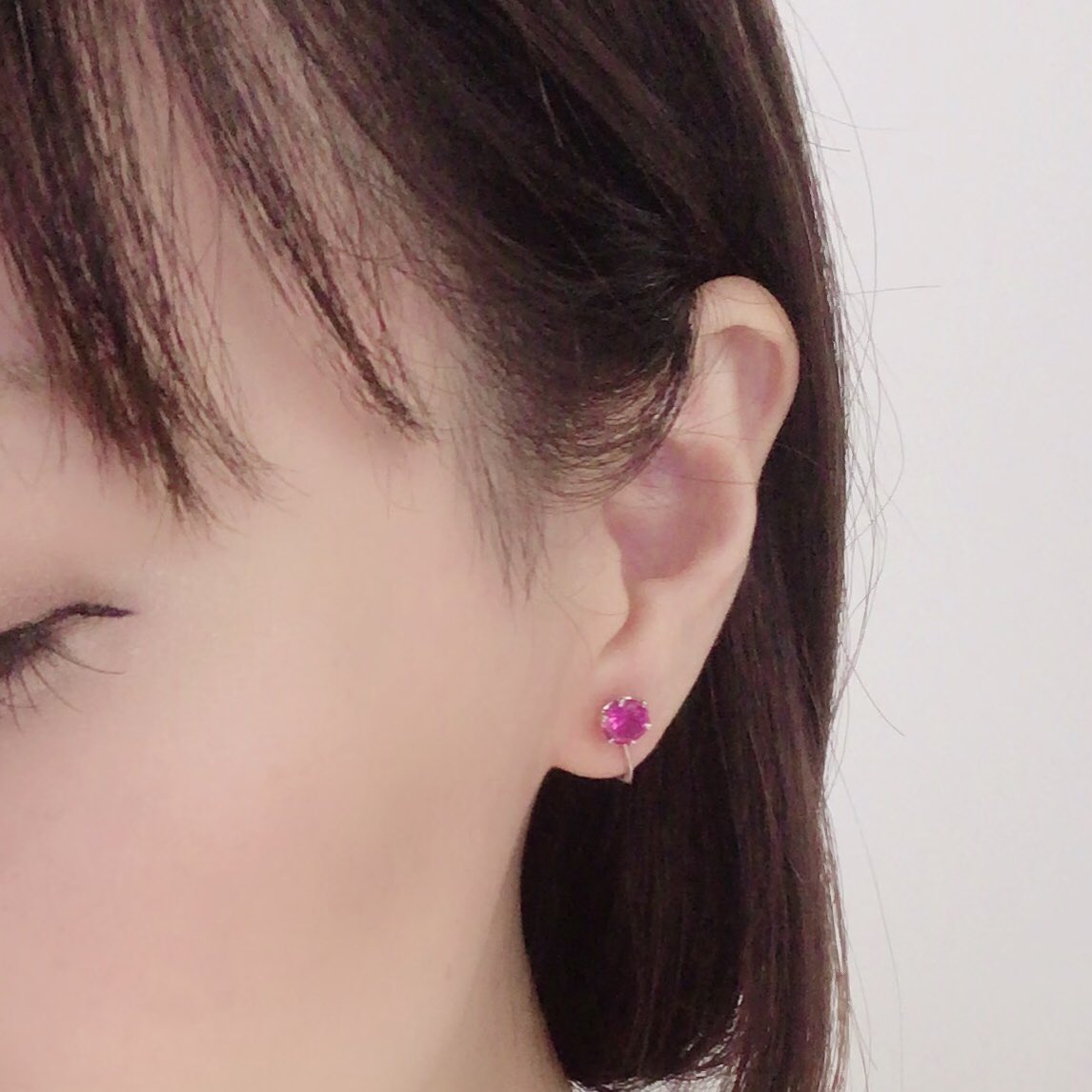 NEWSの手越祐也さん着用のシンセティックルビーピアスのイヤリング