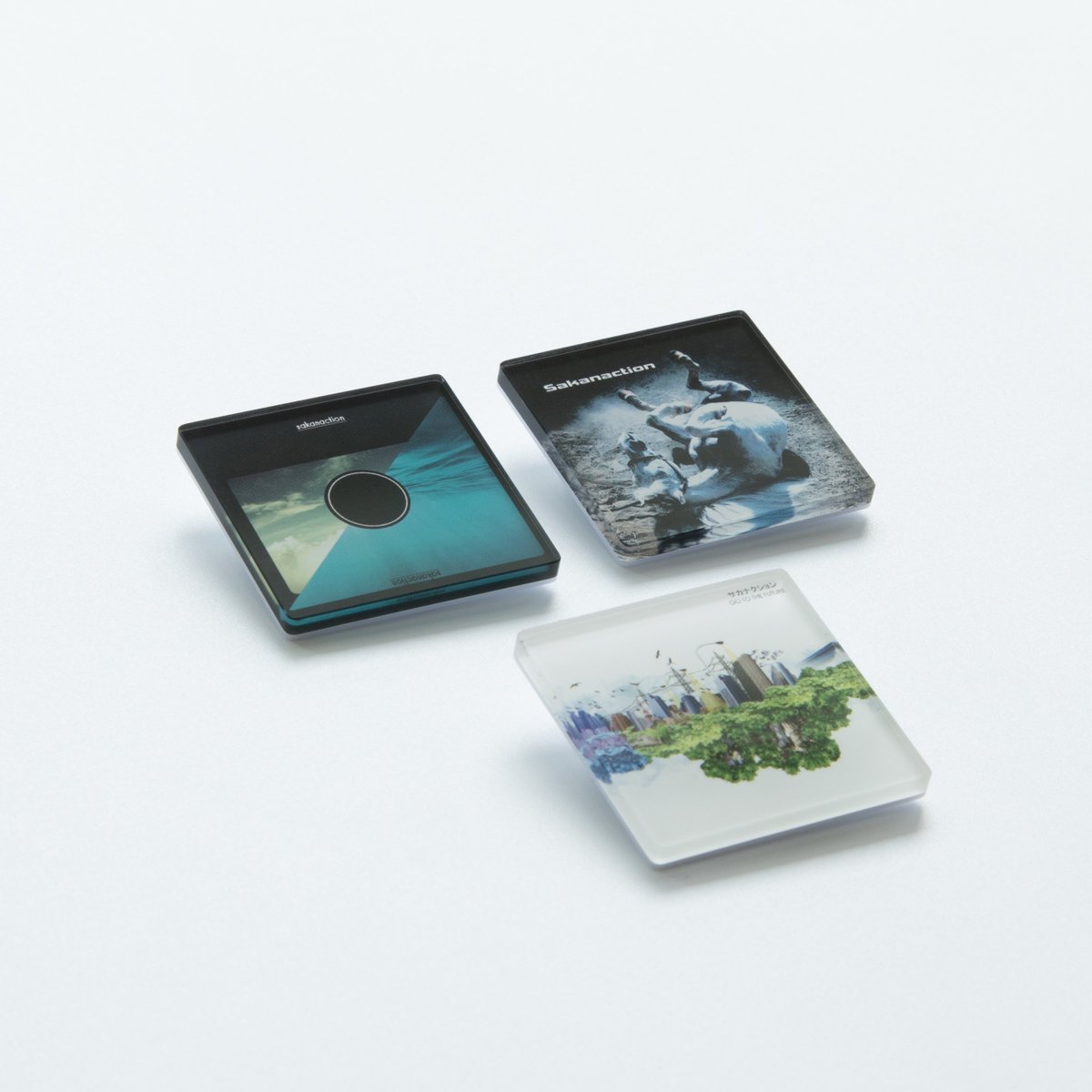 10周年を記念した10th ANNIVERSARY ACRYLIC BADGE BOOKは、オンライン