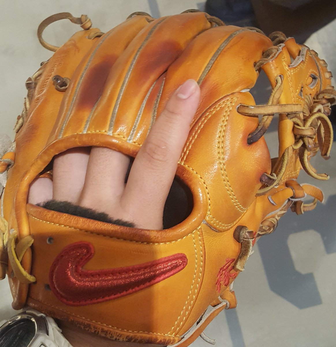 今宮健太実使用グローブ（ミズノ）と 松井稼頭央実使用グローブ（NIKE）