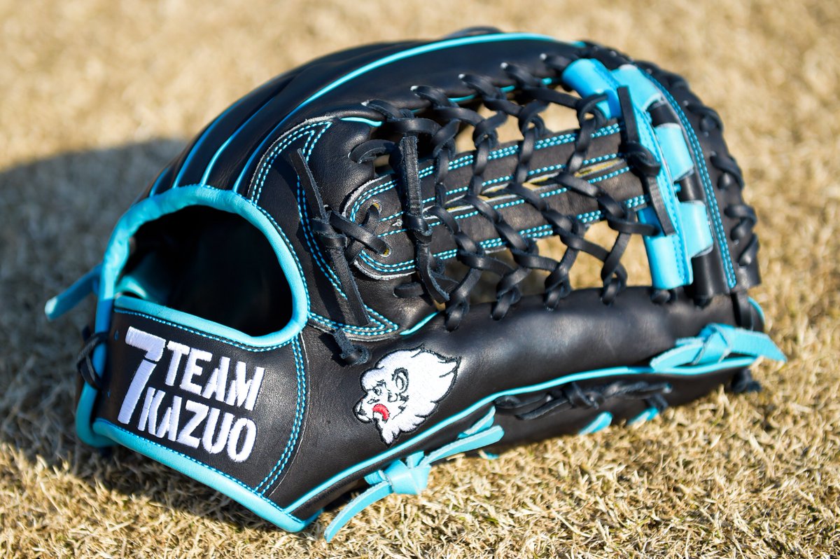 松井稼頭央 選手兼テクニカルコーチのグローブにはレオの刺繍が入っ