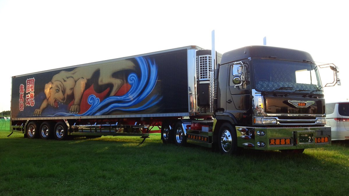 椎名急送の由加丸と土佐闘犬のトレーラーがトレードの龍馬號のトラクタ