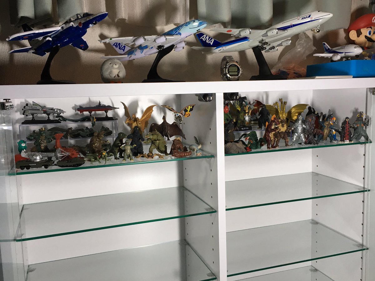 ロータイプのコレクションラックにゴジラのHGガチャ系とか食玩系を収納