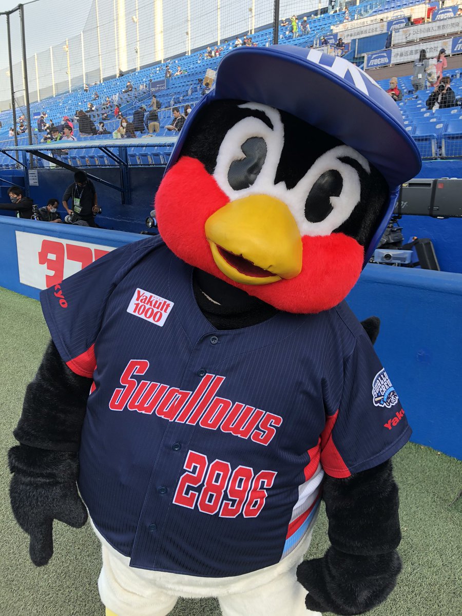 村上選手もつば九郎もCREWユニホームです👍 #swallows #つば九郎 #村上宗隆