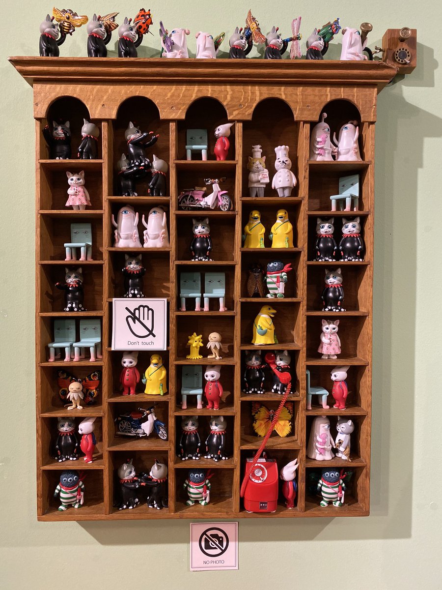 ボリス雑貨店のかべにフィギュアを並べてみました。店内すべて撮影禁止