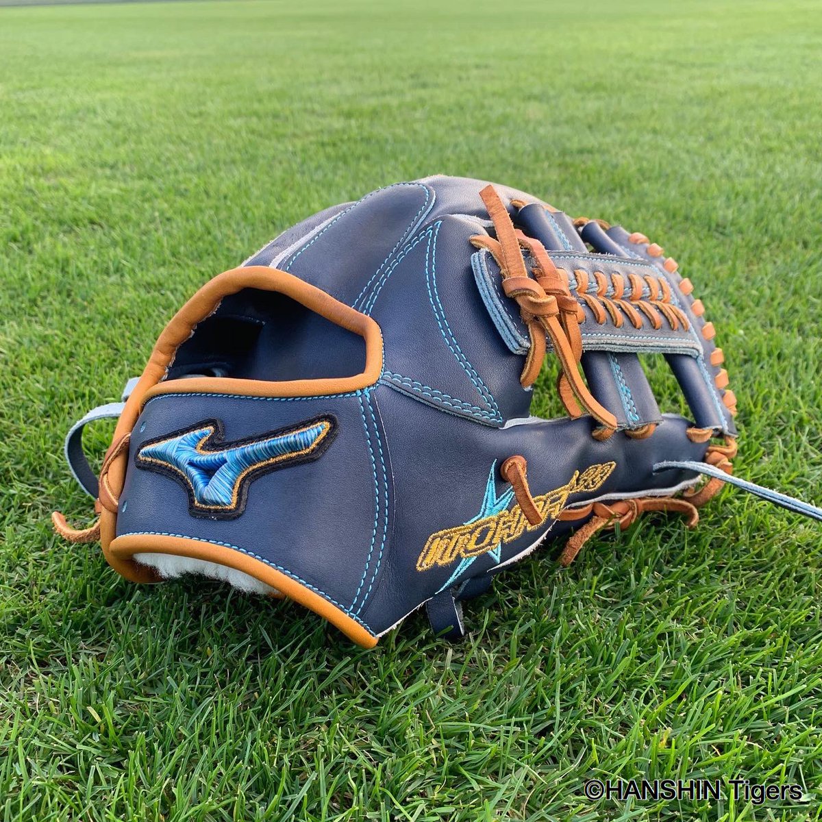 糸原健斗 選手用グラブ／ 練習終わりに #大山悠輔 選手とパシャリ