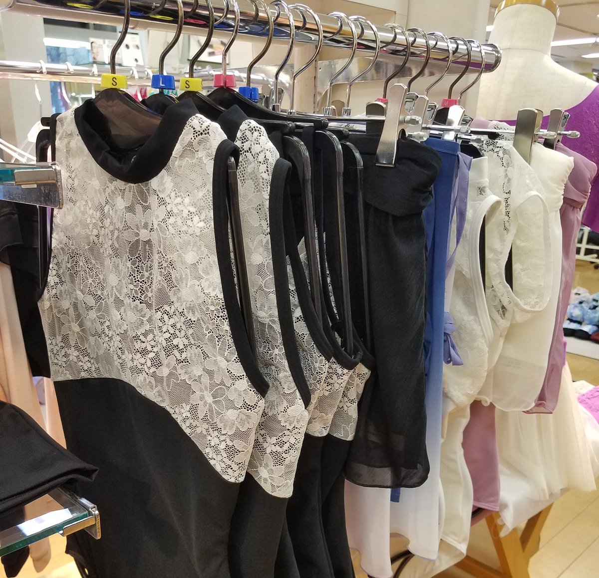 バレエ】 ホワイトのレースが可愛らしさもあり、エレガントな雰囲気の