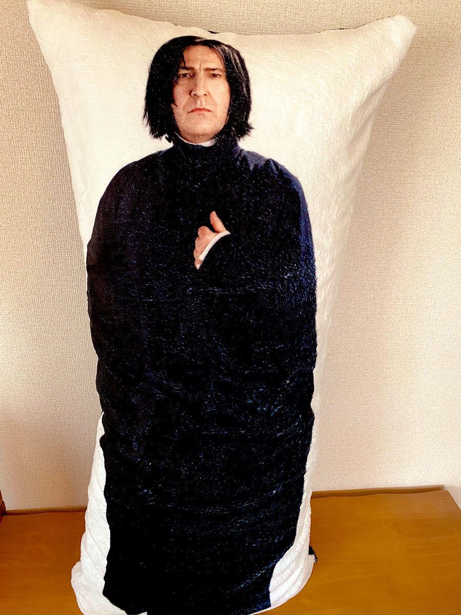 ようやくスネイプ先生クッション完成しました。110×50㌢😊抱き締め