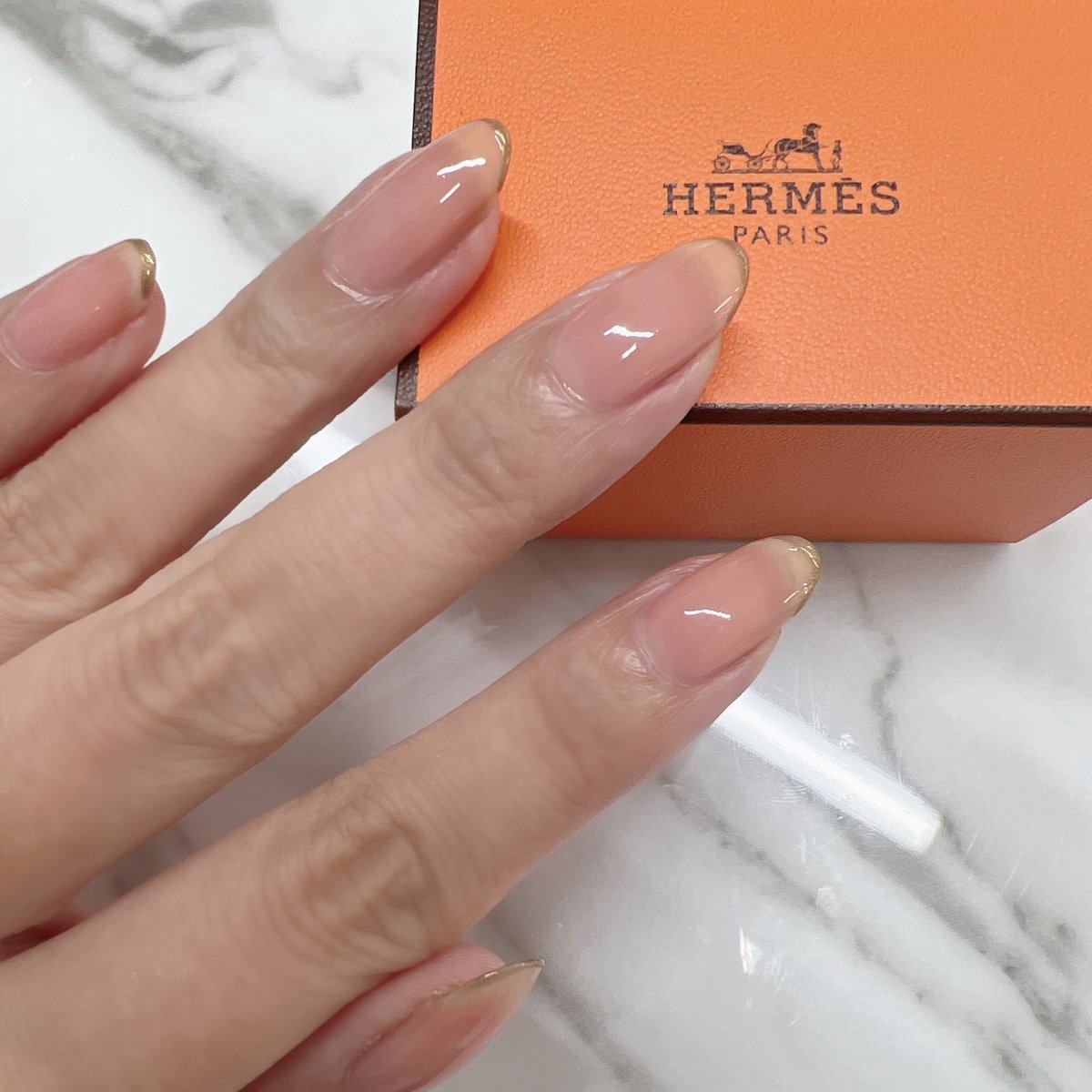 エルメスのネイル、06番。何となくこの色は好みな気がすると思って選ん