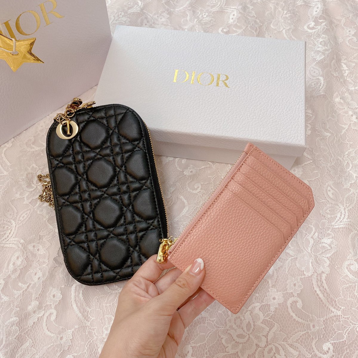 DIORのフォンホルダーを持ち歩く時、お札は折って入れられても小銭が