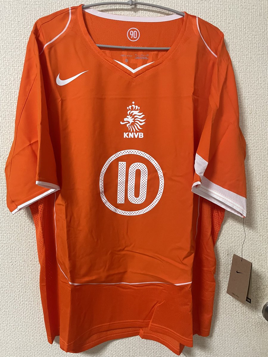 2004年オランダ代表復刻ユニ 10番ファンニステルローイ、なかなか良い