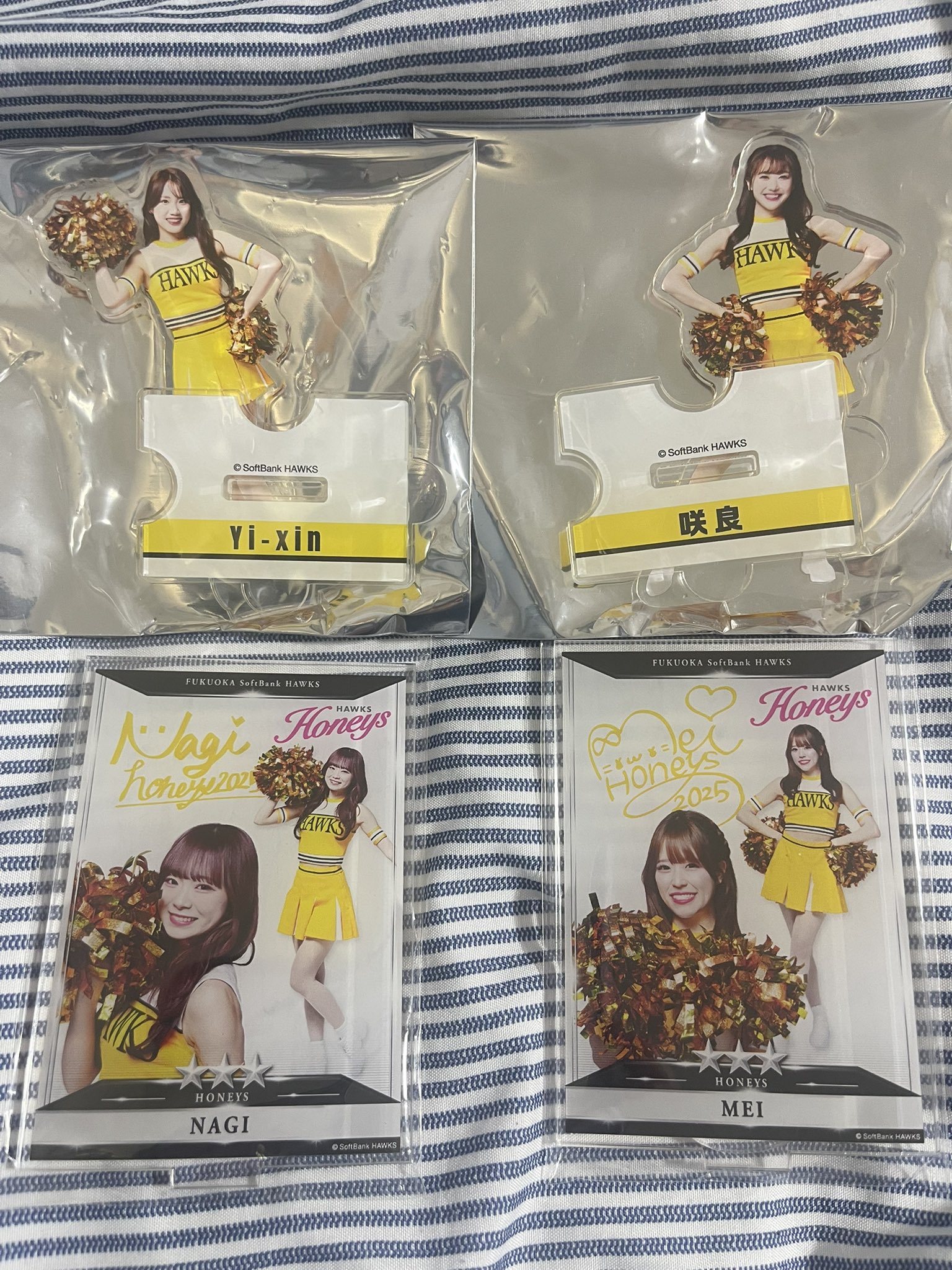 若鷹ガチャハニーズSHOKO缶バッジアクキーアクスタ自撮りチェキ風