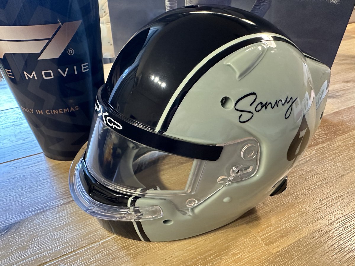 映画F1／エフワン』パンフレットとドリンクカップも買ってきた。劇場で