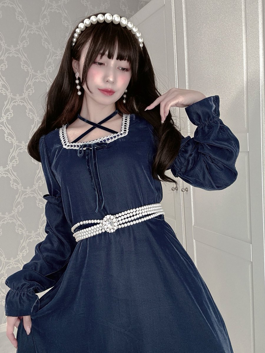 ♥ベロアワンピース 小物をパールでまとめてドレスアップ。 胸元クロス