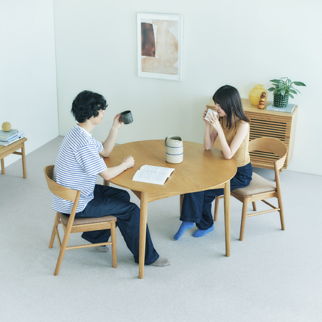 人数やシーンに合わせて、伸長できるダイニングテーブル。 オーク材の