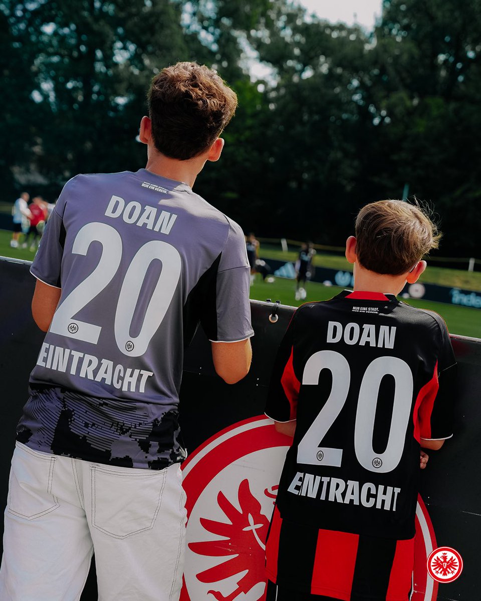 公開トレーニングには、早速 #堂安律 選手のユニフォームを着た