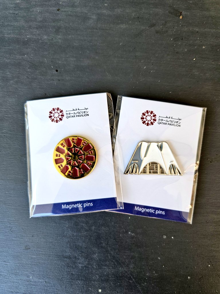 再販を待っていたカタールパビリオンのピンバッジ。これぞ万博